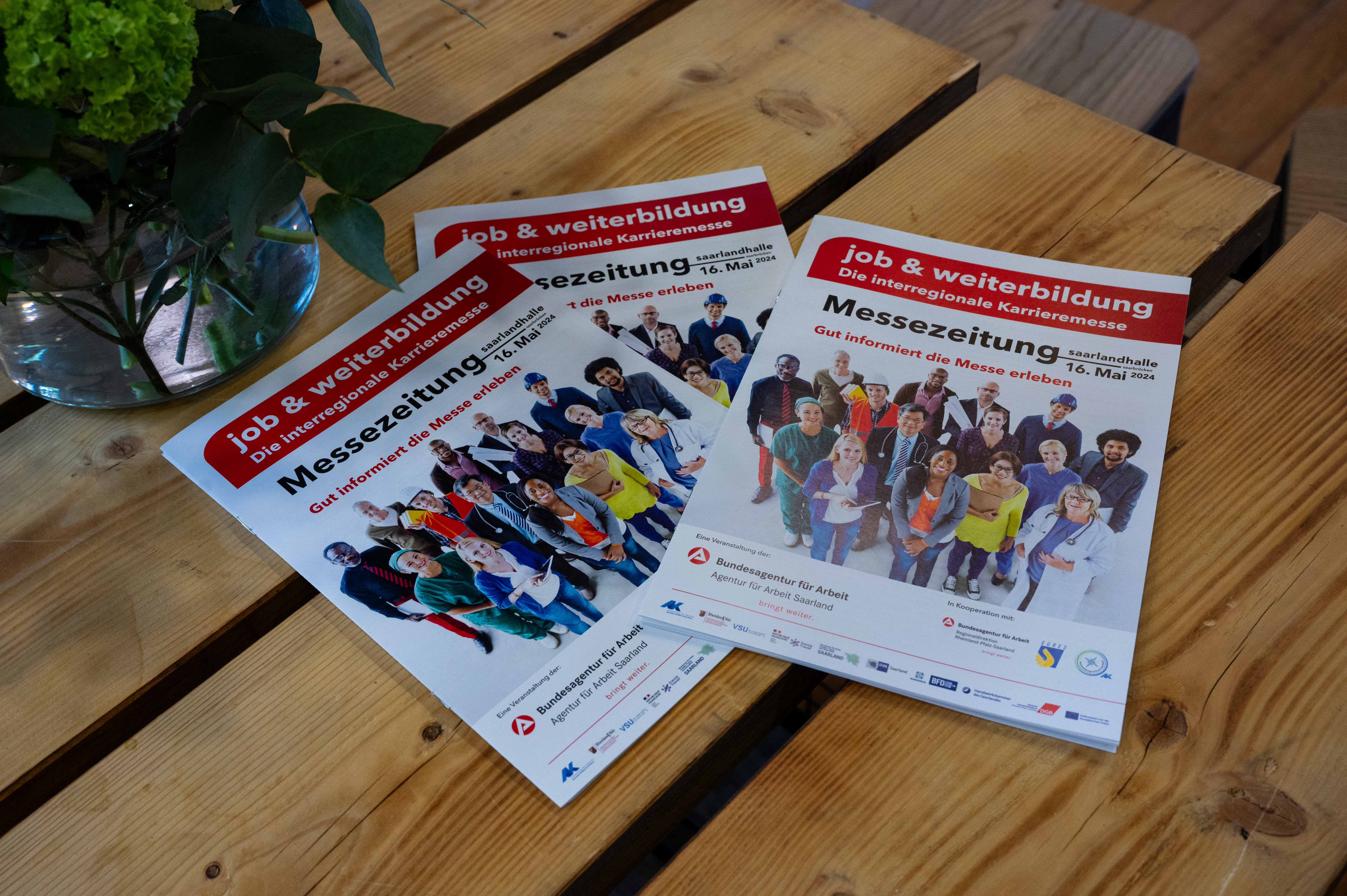 Tisch mit drei Messzeitungen "job und weiterbildung"
