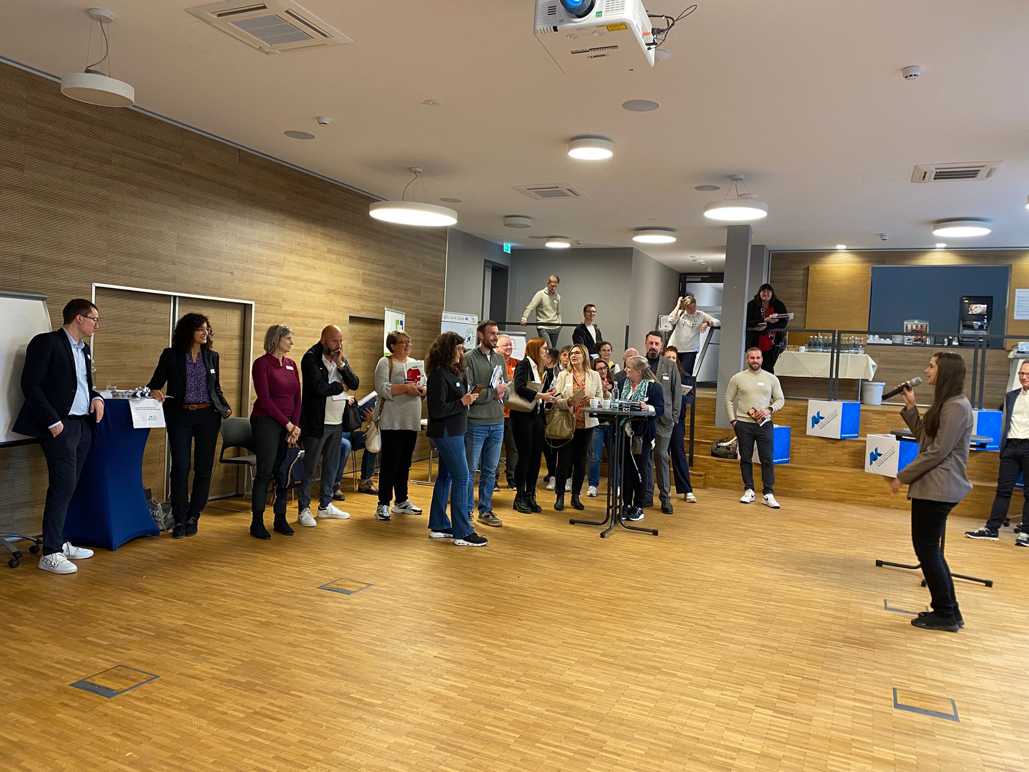 Mitarbeiterin des WBV steht mit Mikrofon vor den Teilnehmern des Seminars